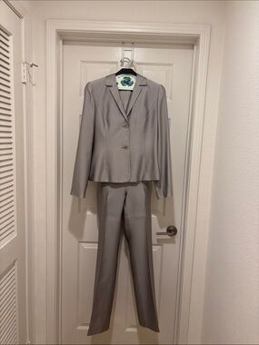 Ann Taylor Factory Light Gray Women's Two-Piece Suit Jacket & Pants Set. 1990’s